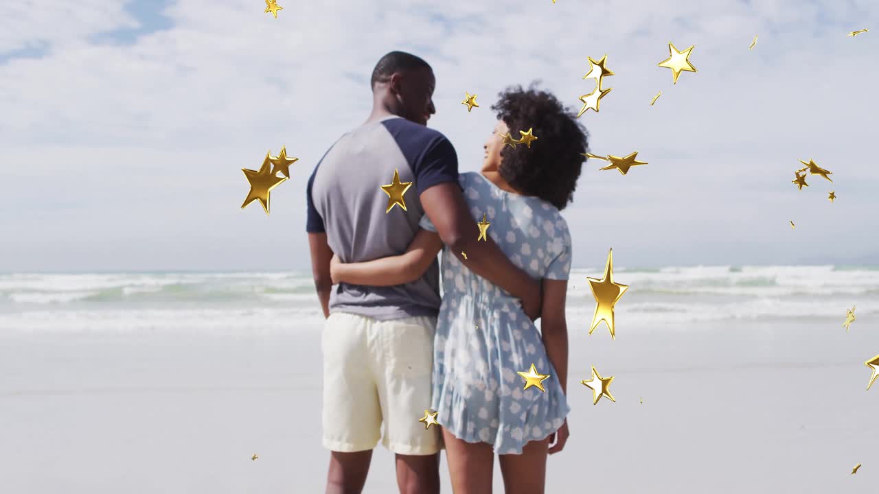 Man en vrouw staan op een zandstrand, gouden confetti creëert een romantisch reismarketingmoment.