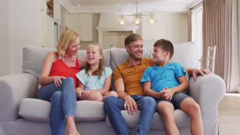 Porträt-Glücklicher-Kaukasischer-Eltern,-Sohn-Und-Tochter,-Die-Zu-Hause-Auf-Dem-Sofa-Sitzen