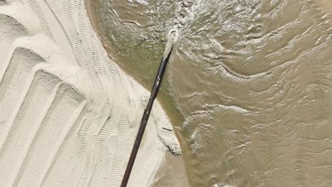 Ein-Rohr,-Das-Sand-Transportiert,-In-Direkter-Luftaufnahme,-Die-Kamera-Steigt