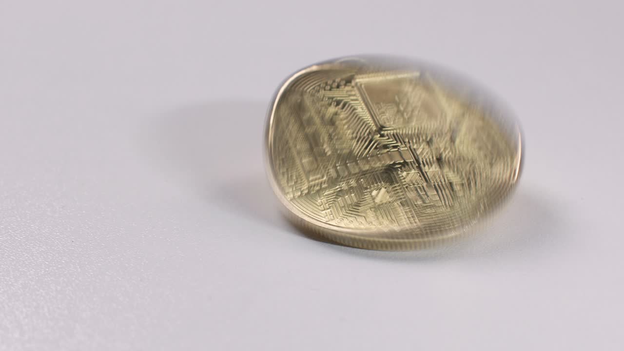 bitcoin girando sobre una mesa blanca