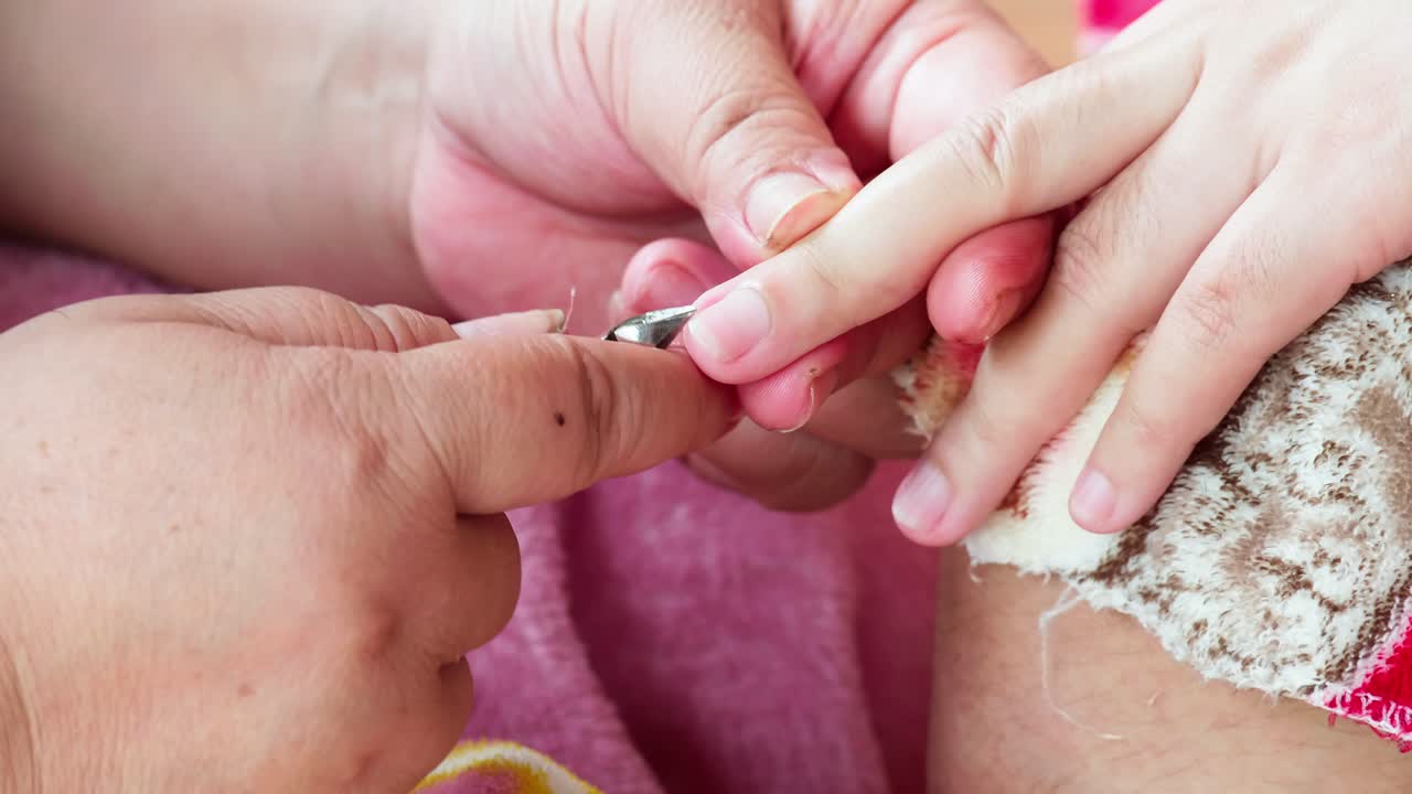 procedimiento de manicura médica profesional con instrumento cortaúñas