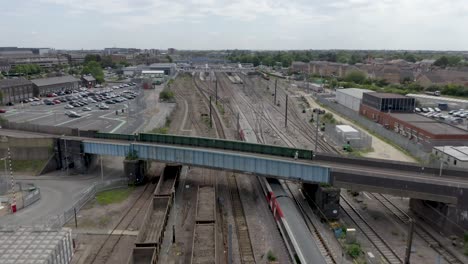imágenes aéreas de 4k de un tren de pasajeros de alta velocidad deteniéndose en la estación de tren de peterborough