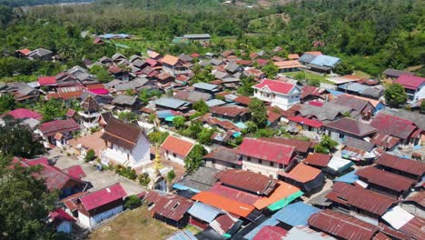 Vuelo-Aéreo-Sobre-Los-Tejados-De-Hojalata-De-La-Aldea-Del-Whisky-En-Luang-Prabang,-Laos