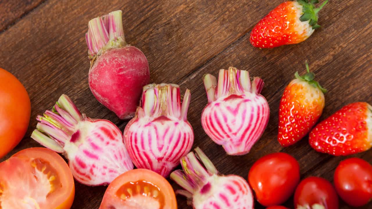 video de comida vegetariana orgánica fresca con fresas y verduras en tablero de madera