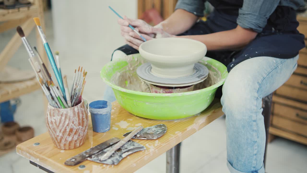 소녀는 접시에 패턴을 그립니다.