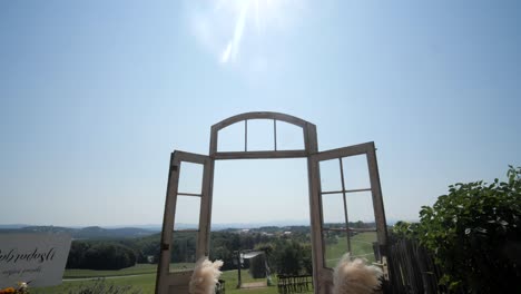 ceremonia de boda al aire libre ubicación decoración rústica boho chic, amplia plataforma rodante inclinada hacia abajo