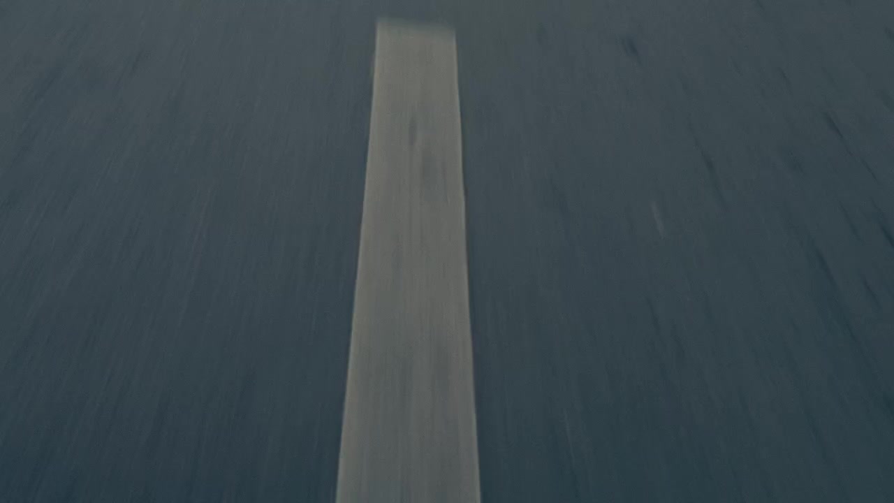 Guidando lungo la strada con linee bianche discontinue. - Ripresa in soggettiva