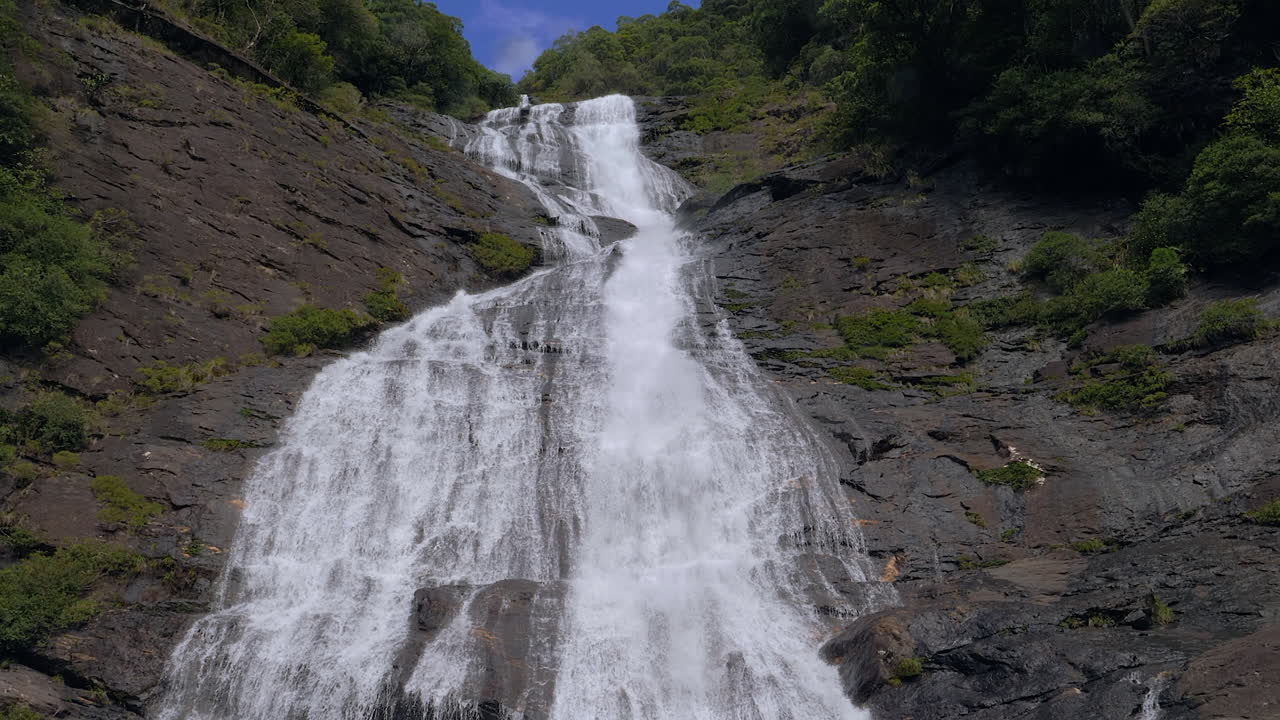 hermosa cascada en tao, cerca de hienghene, nueva caledonia