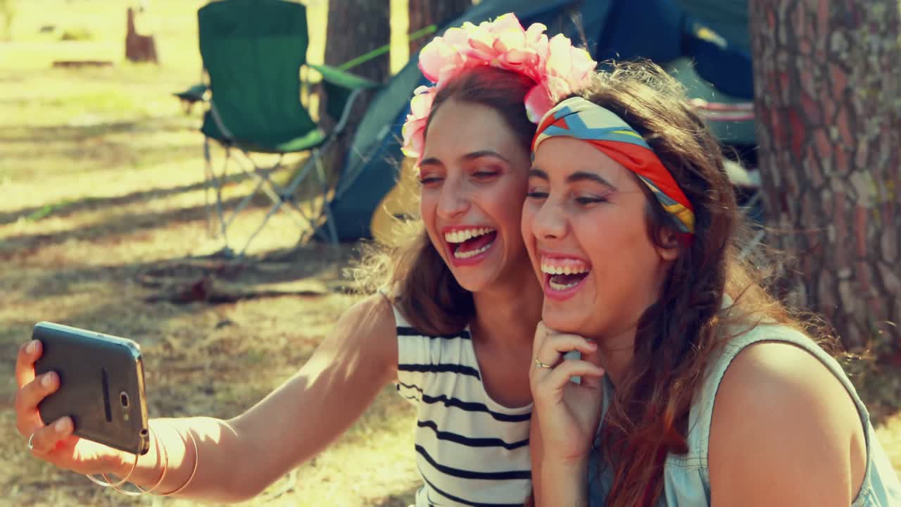 amigos tomando una selfie 4k