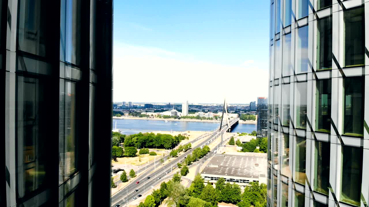 tomada aérea de rascacielos en riga, letonia, paisaje urbano en el fondo. edificios de oficinas de vidrio gemelos.
