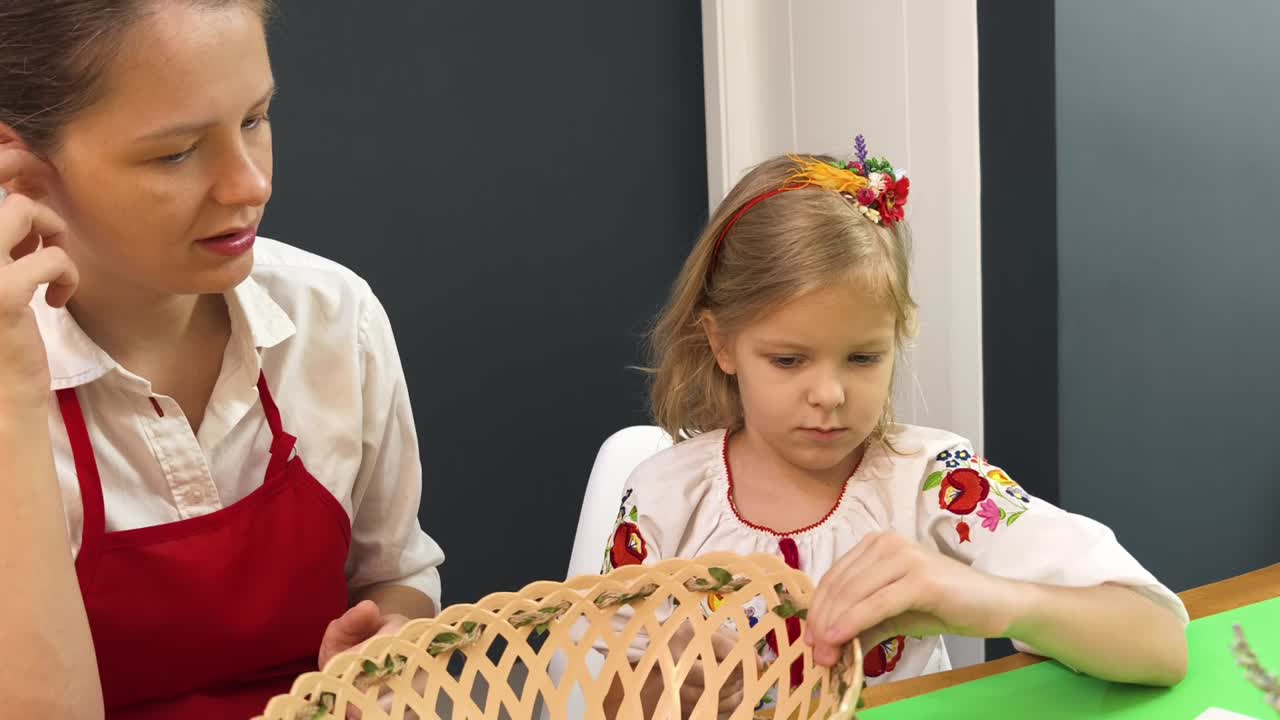 мать и дочь делают украшенную корзину