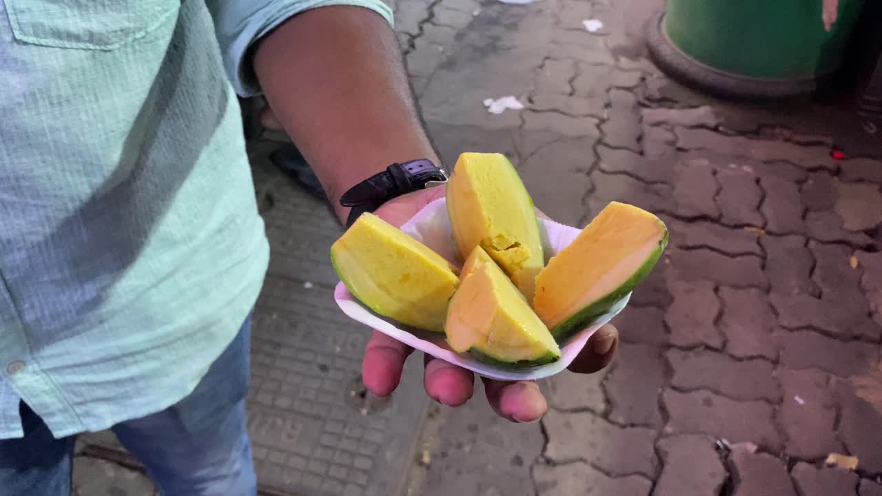 video de un hombre disfrutando de un helado indio llamado mango kulfi, que es a la vez delicioso y cremoso