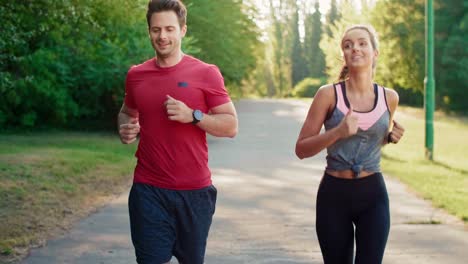 la inclinación de correr una joven pareja, katowice, polonia