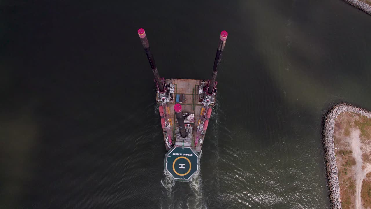 un buque de apoyo en alta mar está viajando actualmente desde el océano atlántico hacia el puerto de lagos