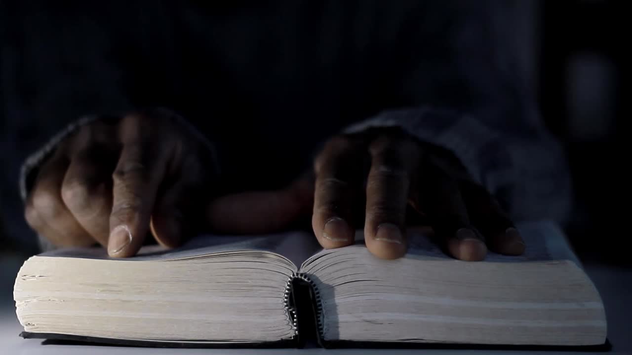 orar a dios con la biblia fielmente adorar con la gente imágenes de stock video de stock