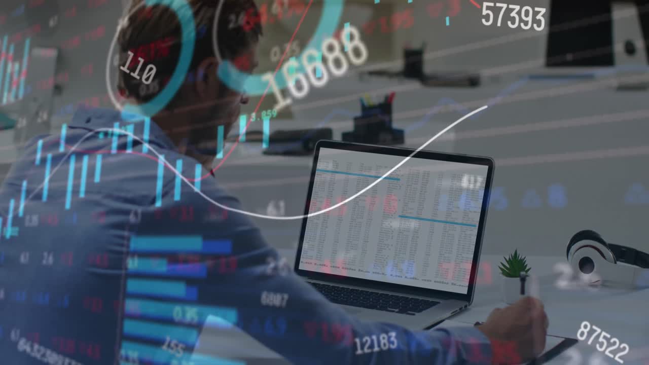 animazione dell'elaborazione dei dati del mercato azionario contro l'uomo caucasico che prende appunti in ufficio