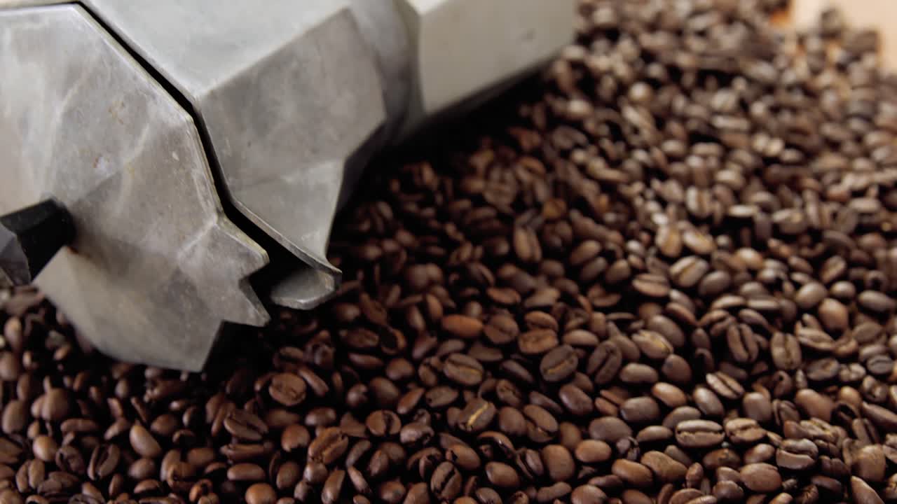 금속 커피 메이커를 가진 커피 콩