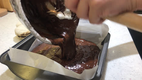 verter chocolate en bloque para hacer brownies