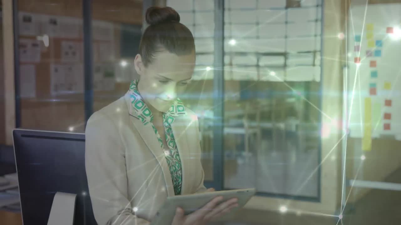 animación de redes de conexiones a través de una mujer de negocios caucásica usando una tableta