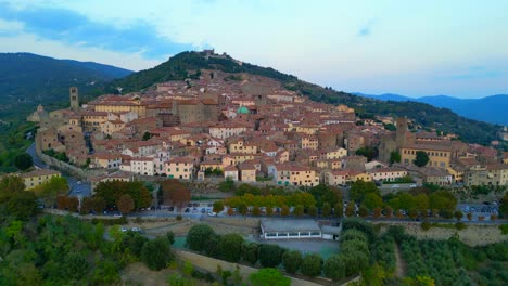 bonita vista aérea desde arriba vuelo ciudad histórica de la colina de cortona toscana arezzo italia