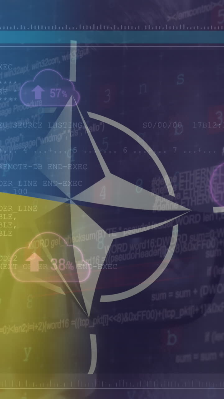 animación de un hacker caucásico y procesamiento de datos sobre la bandera de la otan y ucrania