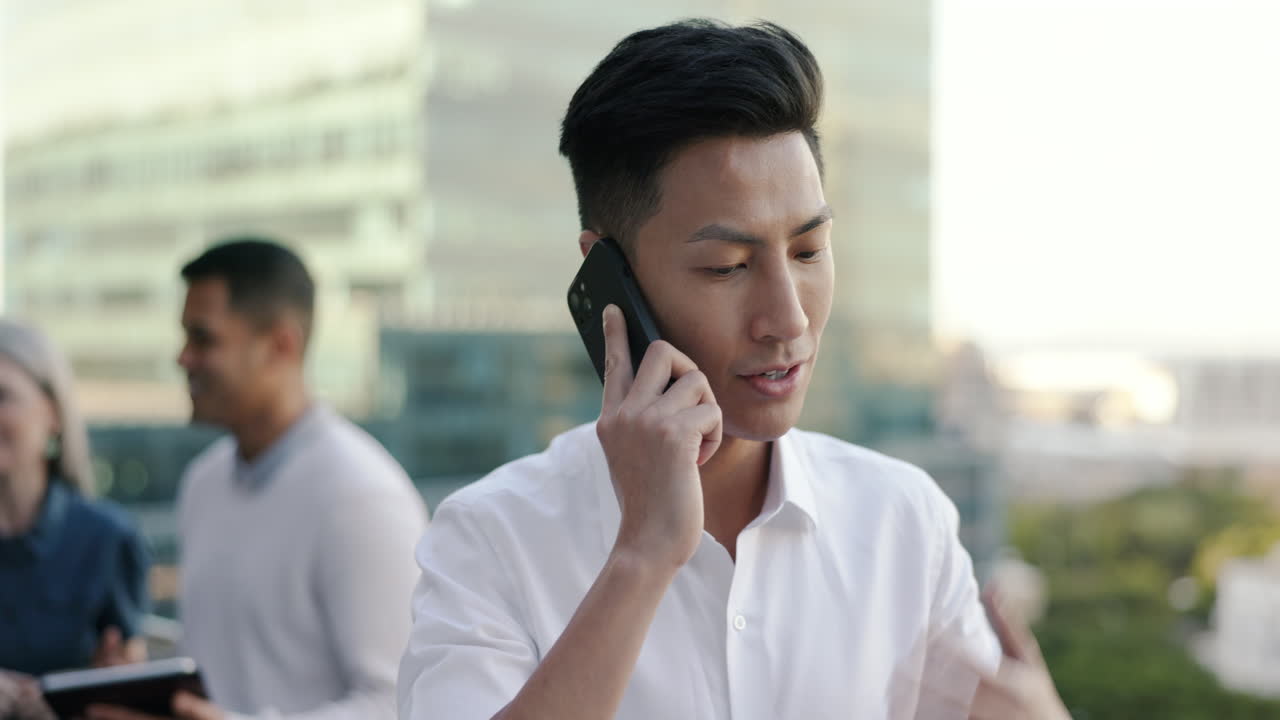 사업가, 전화 통화와 도시에서 이야기