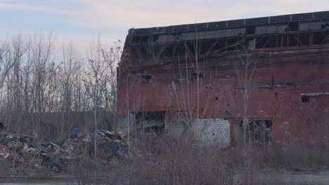 Montones-De-Basura-Y-Neumáticos-Desechados-Ensucian-El-Suelo-Frente-A-Una-Fábrica-Abandonada.