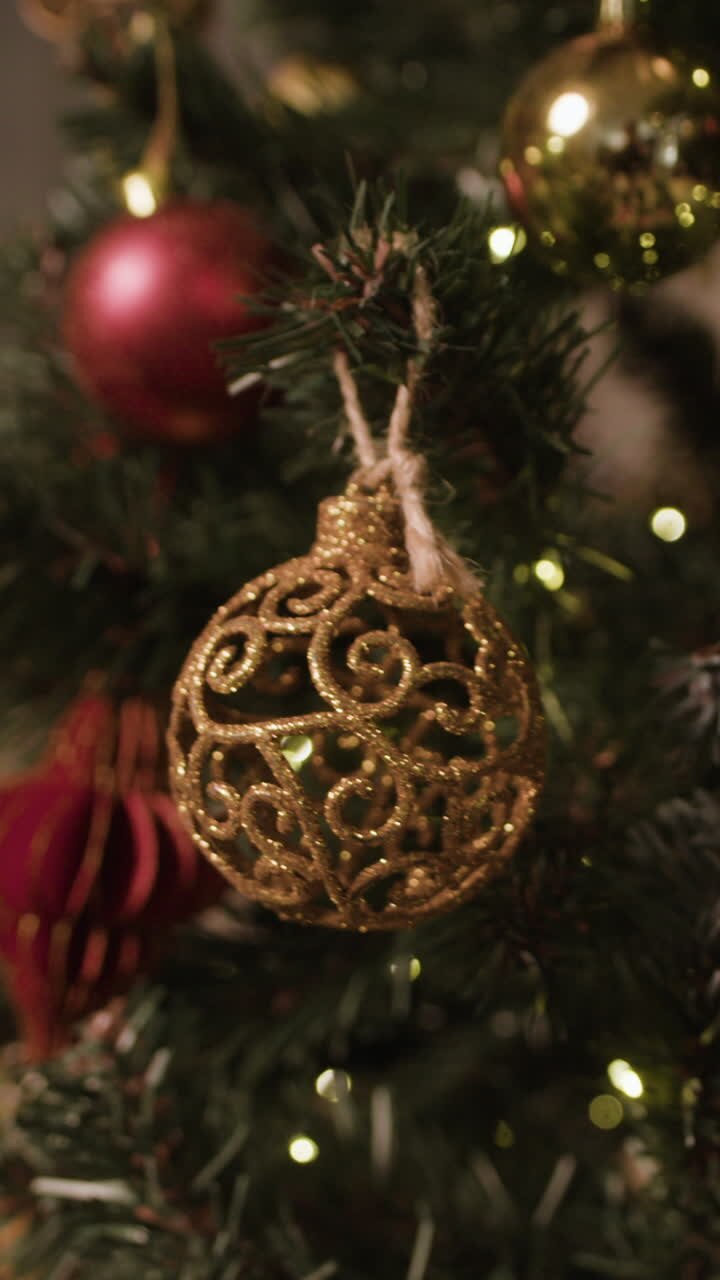 árbol de navidad decorado con adornos