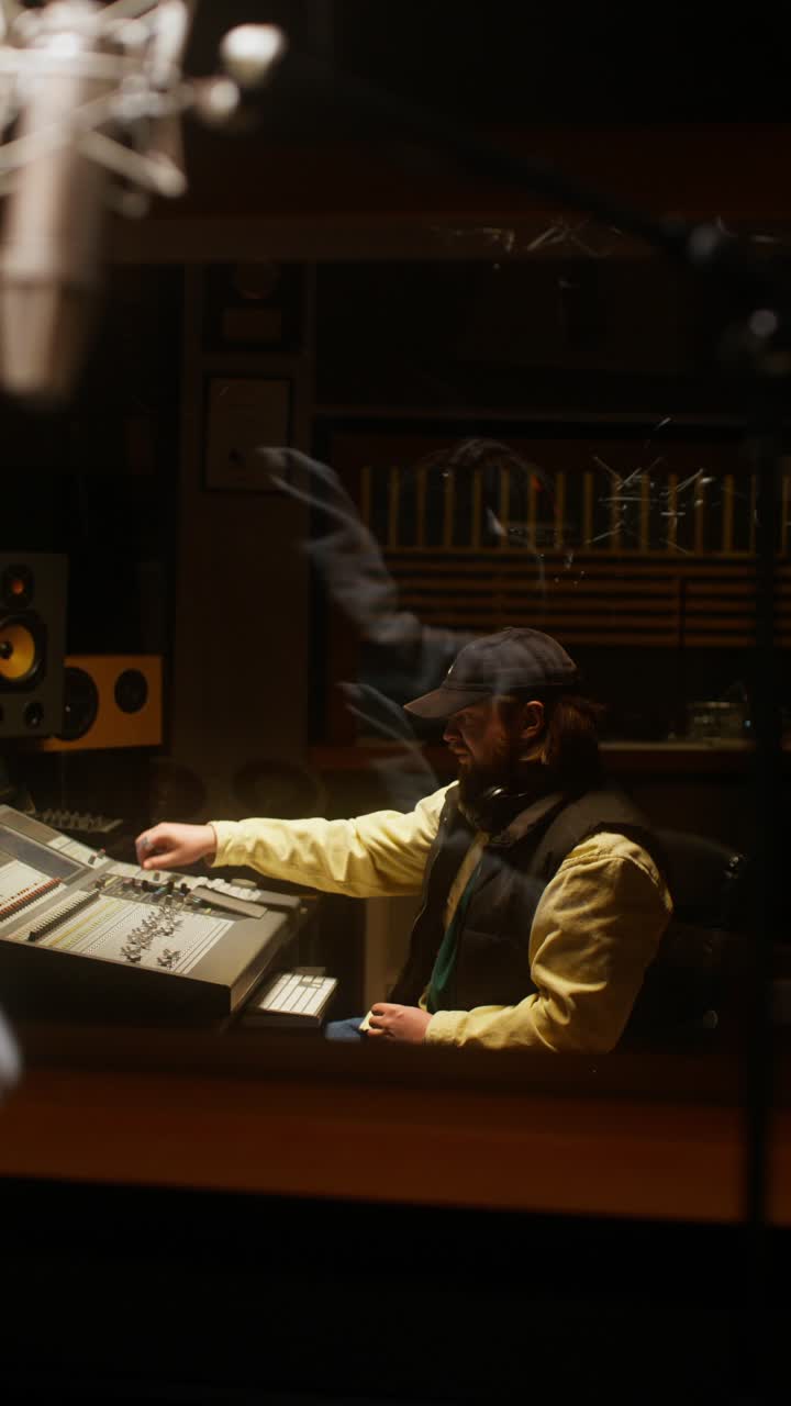 ingeniero de sonido en estudio de grabación