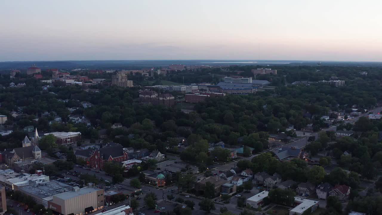 toma aérea súper ancha del campus de la universidad de kansas en lawrence, kansas al atardecer