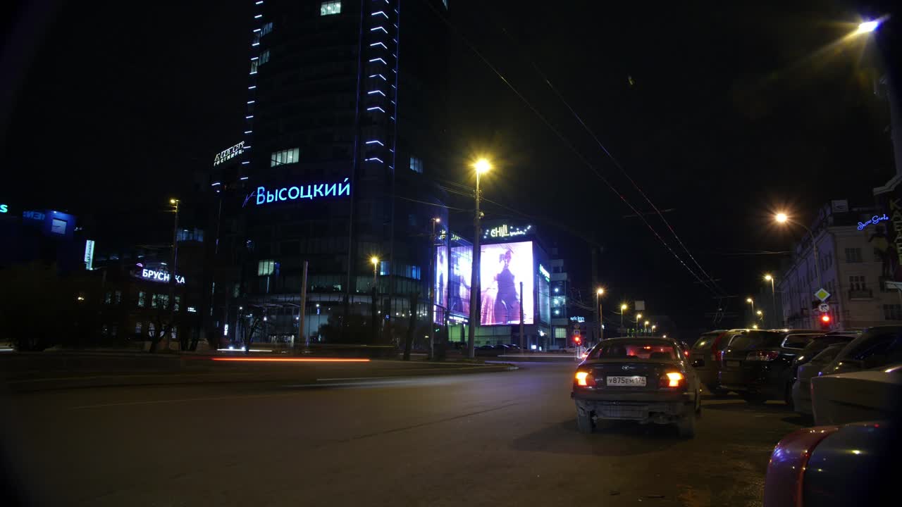 고층 건물 과 광고판 을 가진 밤 도시 거리 장면