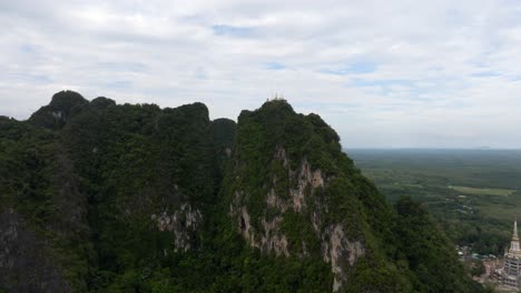 Goldene-Buddha-Statue-Im-Tigerhöhlentempel-Wat-Tham-Sua-In-Krabi,-Thailand