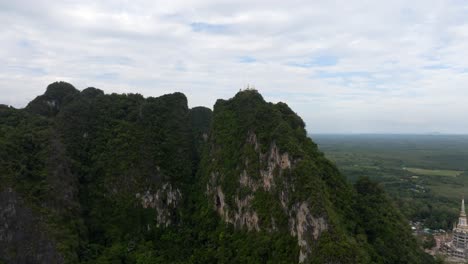 estatua de oro de buda en el templo de la cueva del tigre wat tham sua en krabi, tailandia