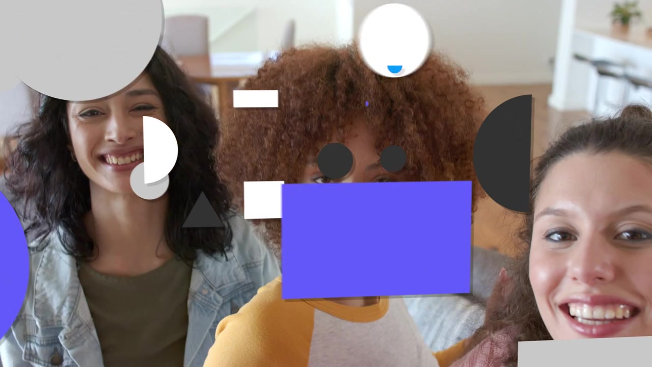 Telefono in mano che registra, tre donne in posa, con forme che appaiono e si sovrappongono ai volti per i contenuti.