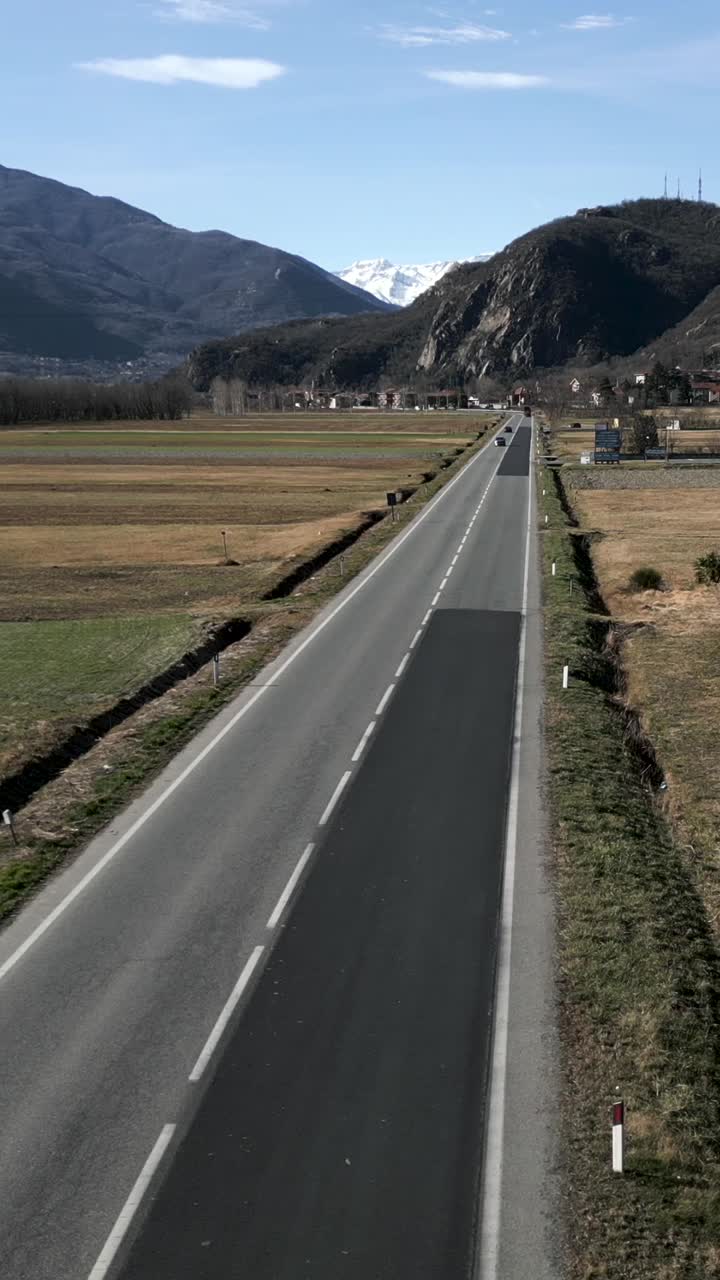 Strada che conduce alle montagne in campagna