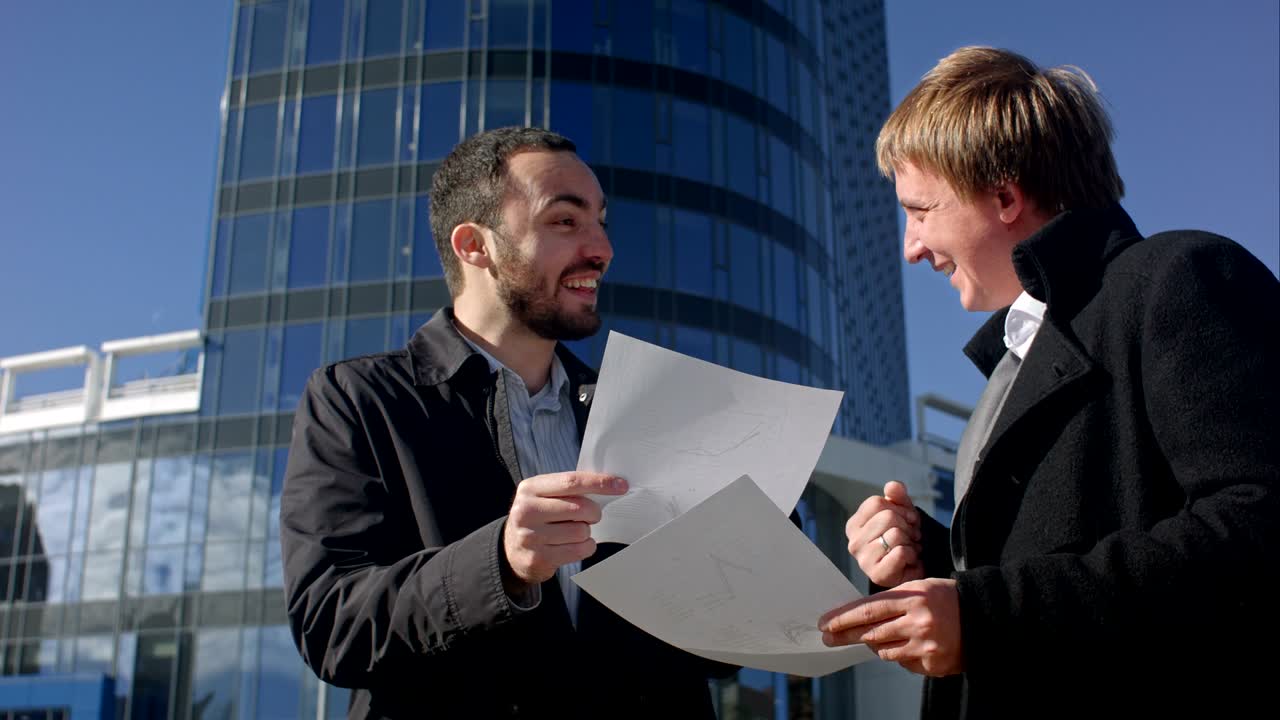 hombre de negocios feliz con documentación debido a los buenos resultados