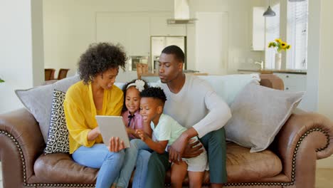 Vorderansicht-Einer-Schwarzen-Familie-Mit-Digitalem-Tablet-Im-Wohnzimmer-Zu-Hause-4K