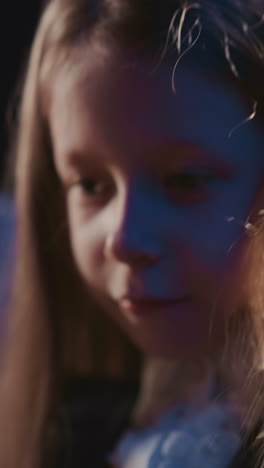 la niña toca el sintetizador en el estudio de primer plano. la niña decidida practica las habilidades del teclado con el maestro cerca. traduciendo el conocimiento musical en práctica