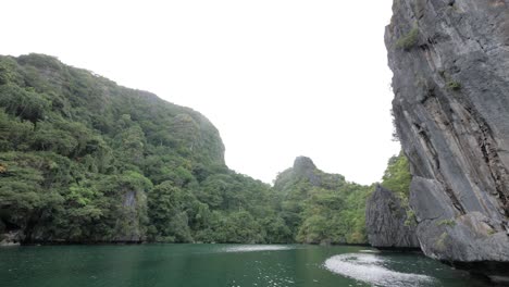 Dolly-Shot-Navegando-En-La-Famosa-Gran-Laguna-Rodeada-De-Acantilados-De-Piedra-Caliza-En-El-Nido,-Palawan,-Filipinas