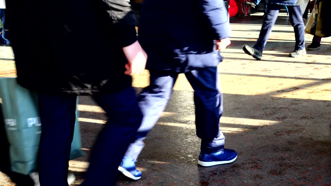 키예프 기차역에서 승객들.