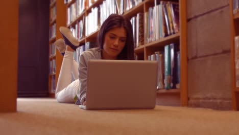 Ruhiger-Student,-Der-Laptop-In-Der-Bibliothek-Benutzt