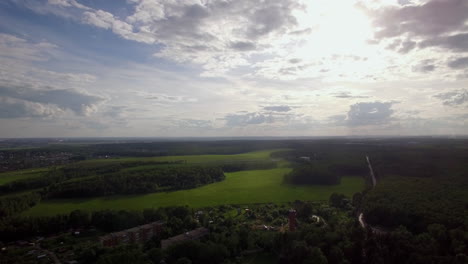 Volando-Sobre-El-Municipio-En-El-Paisaje-Rural-De-Bosques-Verdes-En-Rusia