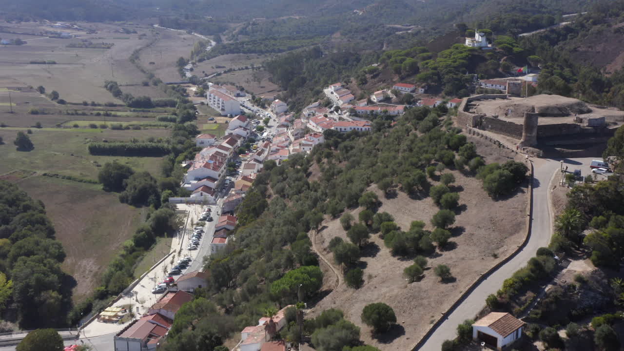 Vista aerea del castello di Aljezur di sera nell'Algarve occidentale, Portogallo