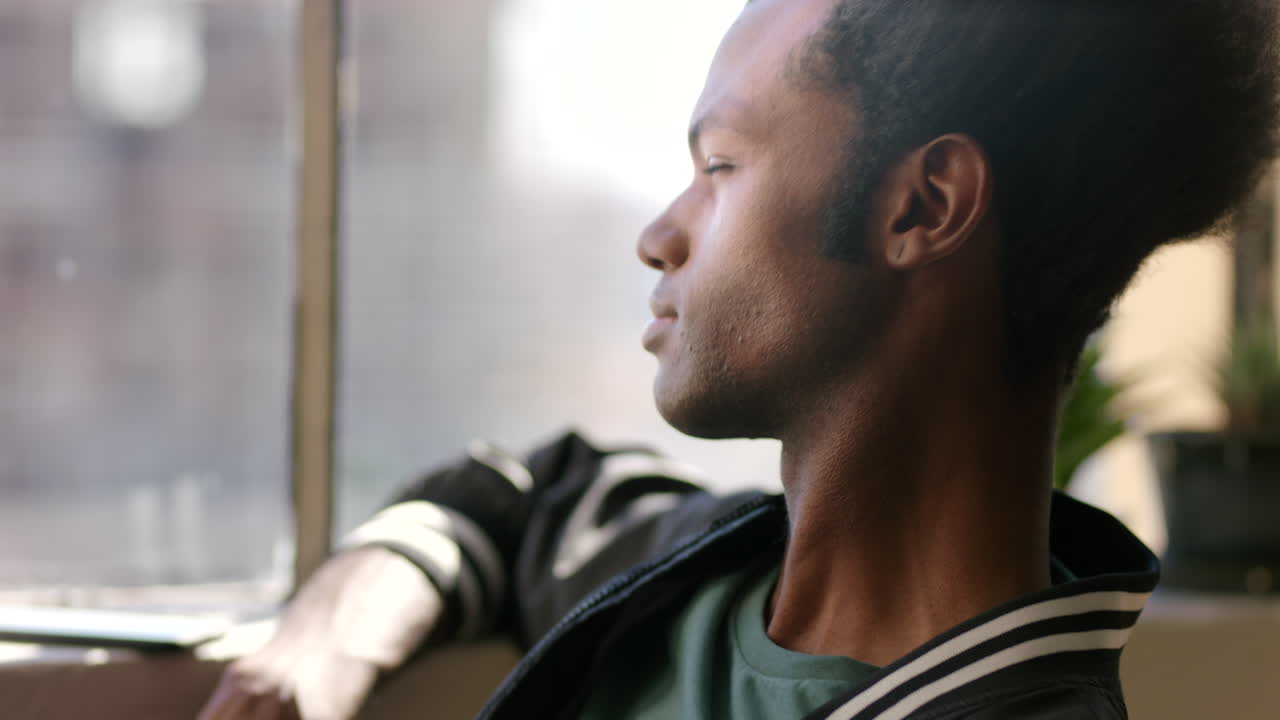 hombre feliz mirando por la ventana