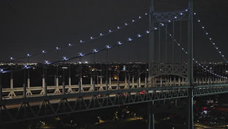 Nyc-Nueva-York-Antena-V277-Drone-Sobrevuelo-East-River-Capturando-El-Tráfico-De-La-Autopista-Interestatal-En-El-Puente-Rfk,-Conectando-Astoria-Queens-Y-Randalls-Island-Por-La-Noche---Filmado-Con-Inspire-3-8k---Septiembre-De-2023