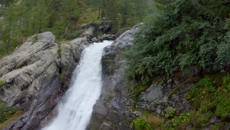tranquilo arroyo de montaña fluye en medio de la naturaleza