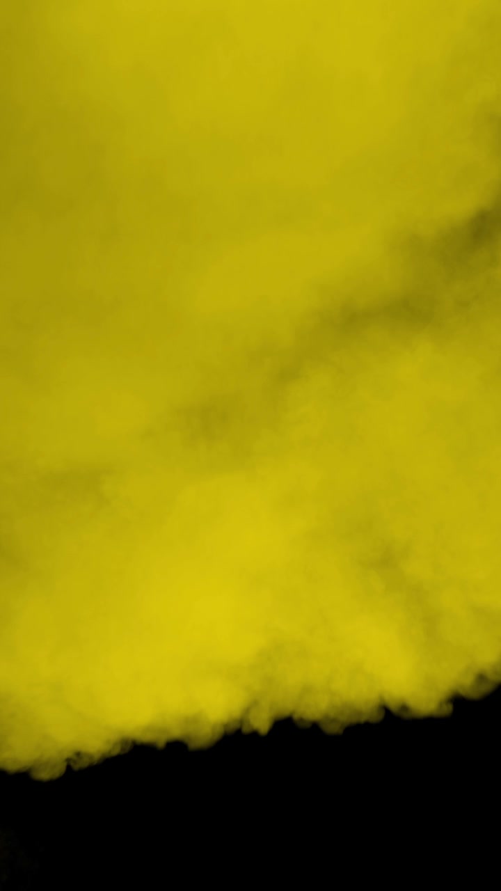 Una spessa, vibrante nuvola di fumo giallo dorato riempie l'intera inquadratura e si dissolve lentamente. Isolato su sfondo nero, ideale per transizioni, sfondi per titoli e compositing VFX, formato verticale.