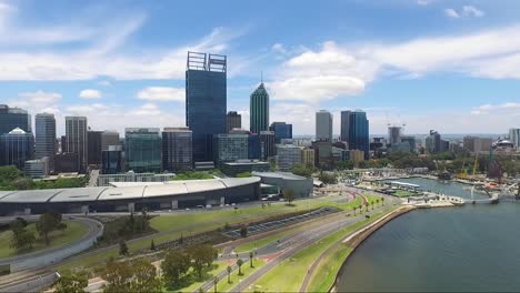 Hermoso-Disparo-De-Drone-Volando-Hacia-Perth-Cbd-En-Australia-Occidental-En-Un-Hermoso-Día-De-Verano,-Cielos-Azules-Con-Pocas-Nubes