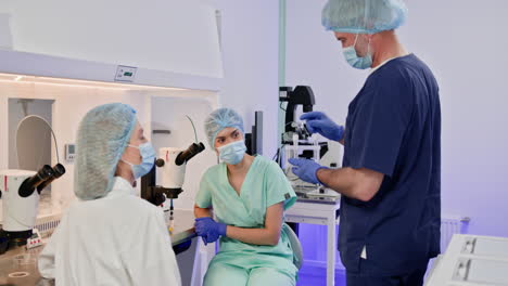 profesionales médicos en un entorno de laboratorio