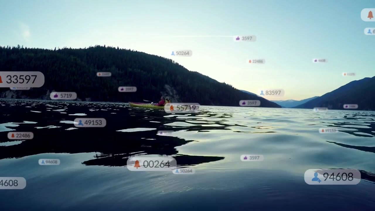 Coppia anziana che pagaia in kayak su un lago, il movimento fa sì che le etichette dei dati raggiungano il picco e poi si assottiglino mostrando i dati